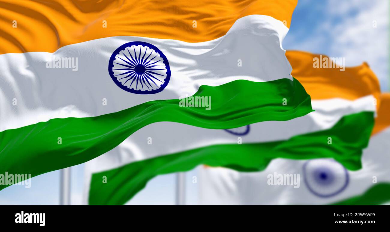 Die Nationalflaggen Indiens wehen an einem klaren Tag. Tricolor aus Safran, weiß und grün mit einem blauen Ashoka Chakra in der Mitte. 3D-Illustrations-Rendering. S Stockfoto