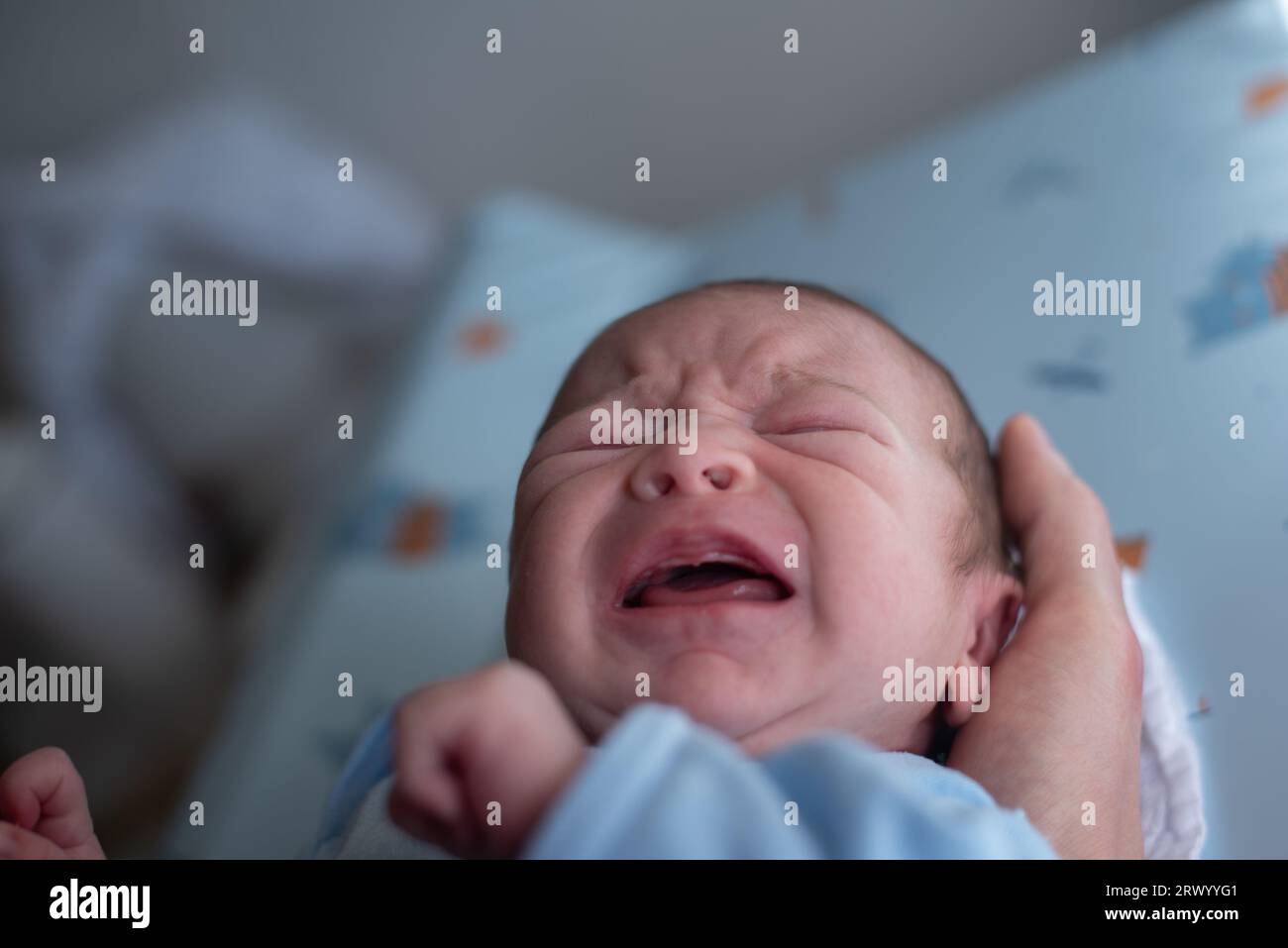 Neugeborenes Weinen beim Windelwechsel Stockfoto