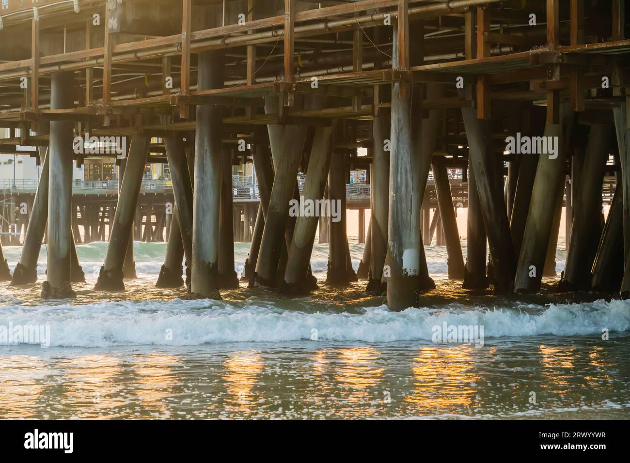 Santa Monica, KALIFORNIEN, USA. September 2021 28. Wellen prallen gegen einen Pier, während die Sonne auf dem Meer untergeht (Foto: © Walter G Arce SR Grindstone Medi/ASP) NUR REDAKTIONELLE VERWENDUNG! Nicht für kommerzielle ZWECKE! Stockfoto