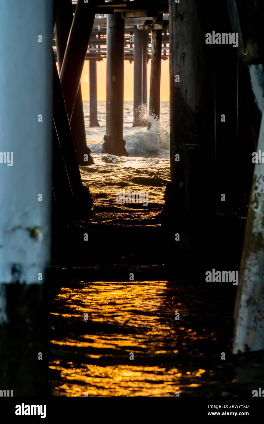 Santa Monica, KALIFORNIEN, USA. September 2021 28. Wellen prallen gegen einen Pier, während die Sonne auf dem Meer untergeht (Foto: © Walter G Arce SR Grindstone Medi/ASP) NUR REDAKTIONELLE VERWENDUNG! Nicht für kommerzielle ZWECKE! Stockfoto