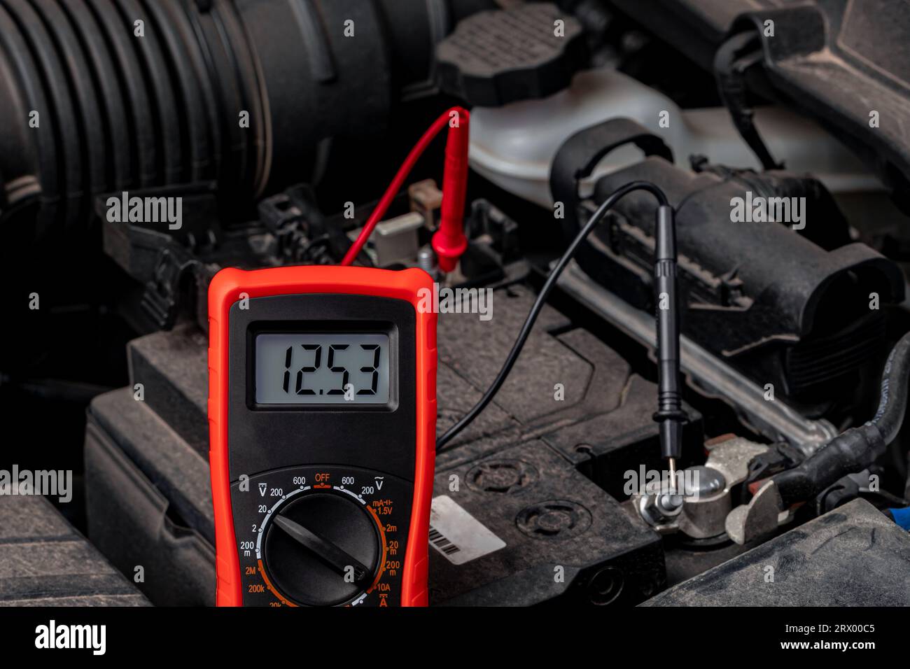 Batterieprüfgerät zur Prüfung der Fahrzeugbatteriespannung. Fahrzeugwartung, Reparatur und Servicekonzept. Stockfoto