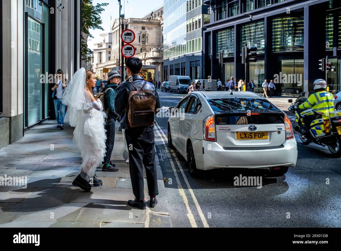 Eine asiatische Braut kommt mit dem Taxi in die City of London für Ein Hochzeitsfotoshooting, London, UK. Stockfoto