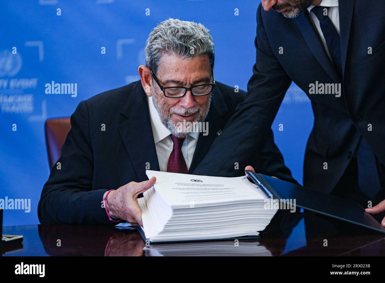 New York, New York, USA. September 2023. RALPH GONSALVES, Premierminister von St. Vincent und den Grenadinen, unterzeichnet den Übereinkommensvertrag nach dem Seerechtsübereinkommen der Vereinten Nationen über die Erhaltung und nachhaltige Nutzung der biologischen Vielfalt der Meere in Gebieten außerhalb der nationalen Gerichtsbarkeit. (Bild: © Bianca Otero/ZUMA Press Wire) NUR REDAKTIONELLE VERWENDUNG! Nicht für kommerzielle ZWECKE! Stockfoto