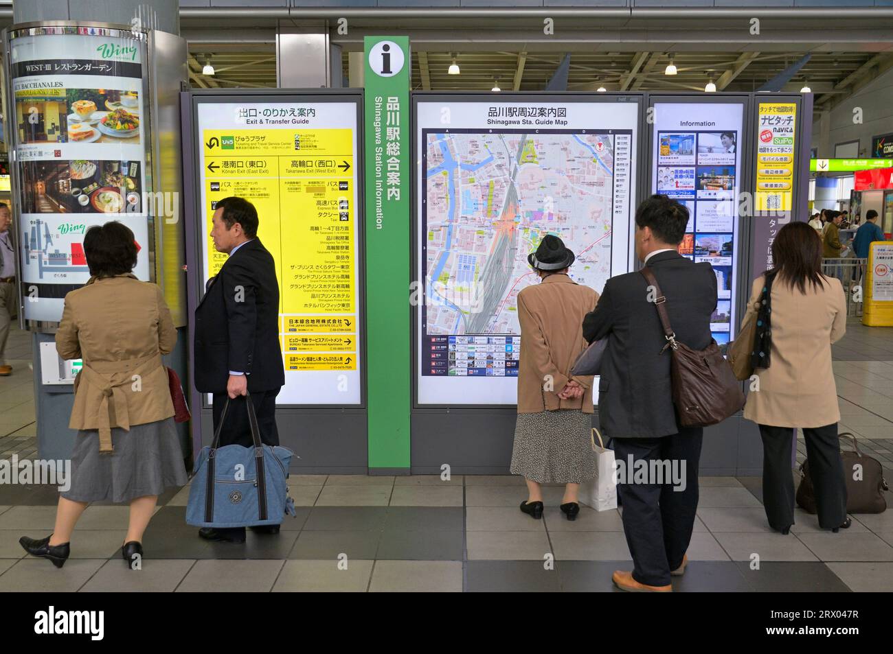 Informationstafeln und Karten am Bahnhof JR Shinagawa, Tokyo JP Stockfoto