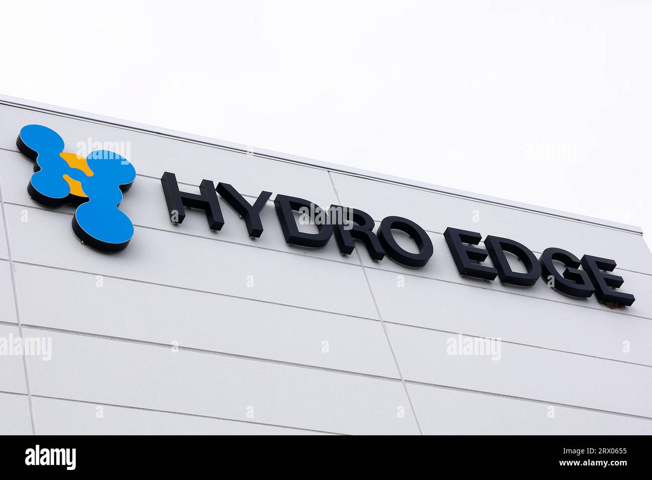 Sakai, Osaka, Japan. September 2023. Ein Logo der Flüssigwasserstoffanlage von Hydro Edge in Sakai. Das Werk wird zwischen der Iwatani Corp. Betrieben Kansai Electric Power Company und Sakai LNG, die 2006 den Betrieb von flüssigem Wasserstoff für gewerbliche Zwecke in Japan aufgenommen haben und hauptsächlich in die Region Kinki geliefert haben. Japan plant, bis 2050 eine CO2-Neutralität zu erreichen und das Potenzial von Wasserstoff als Energiequelle der nächsten Generation zu nutzen. Mehrere Energieunternehmen haben sich mit der Regierung zusammengeschlossen, um die Wasserstoffindustrie im Gebiet Kansai, insbesondere in der Stadt Kobe, zu entwickeln. Die Pressetour W Stockfoto