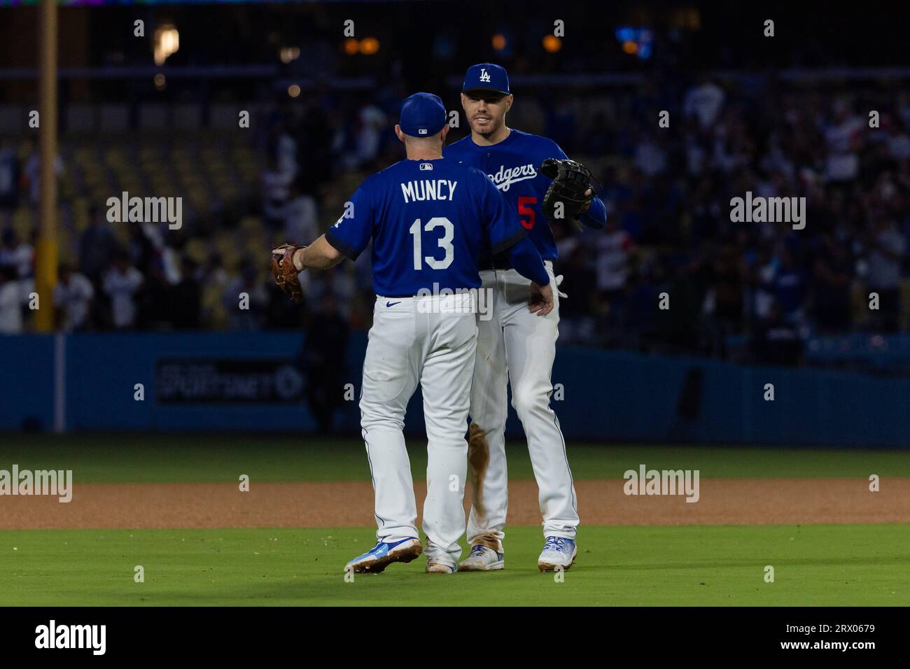 Los Angeles Dodgers erster Baseman Freddie Freeman (5) und Los Angeles Dodgers zweiter Baseman Max Muncy (13) feiern nach dem Sieg der Dodgers am Montag, Stockfoto