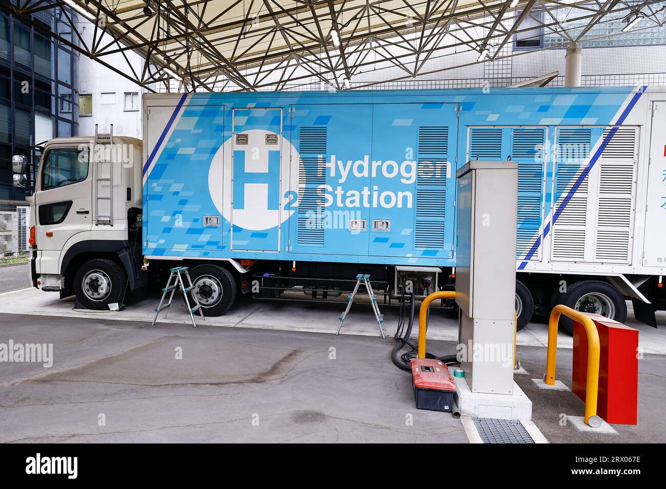 Osaka, Japan. September 2023. Eine Wasserstoffstation ist an der Mobile Hydrogen Station in Osaka zu sehen. Japan plant, bis 2050 eine CO2-Neutralität zu erreichen und das Potenzial von Wasserstoff als Energiequelle der nächsten Generation zu nutzen. Mehrere Energieunternehmen haben sich mit der Regierung zusammengeschlossen, um die Wasserstoffindustrie im Gebiet Kansai, insbesondere in der Stadt Kobe, zu entwickeln. Die Pressetour wurde vom japanischen Außenministerium (MOFA) organisiert und vom japanischen AUSSENPRESSEZENTRUM (Credit Image: © Rodrigo Reyes Marin/ZUMA Press Wire) durchgeführt. NUR REDAKTIONELLE NUTZUNG! Nicht für kommerzielle ZWECKE! Stockfoto