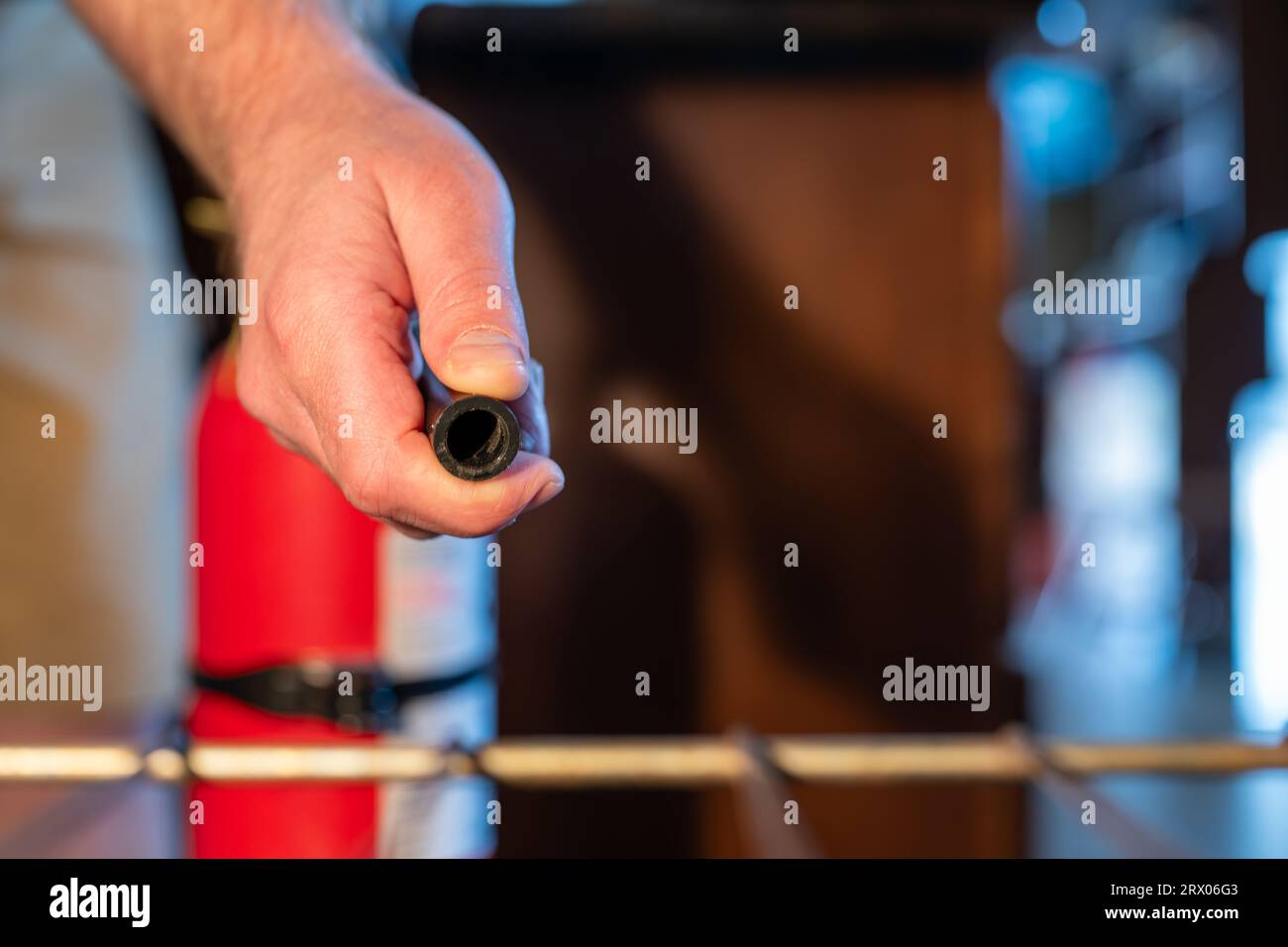 Blick von innen in einen Ofen mit selektivem Fokus auf einen Feuerlöscher, der auf das Feuer gerichtet ist. Stockfoto