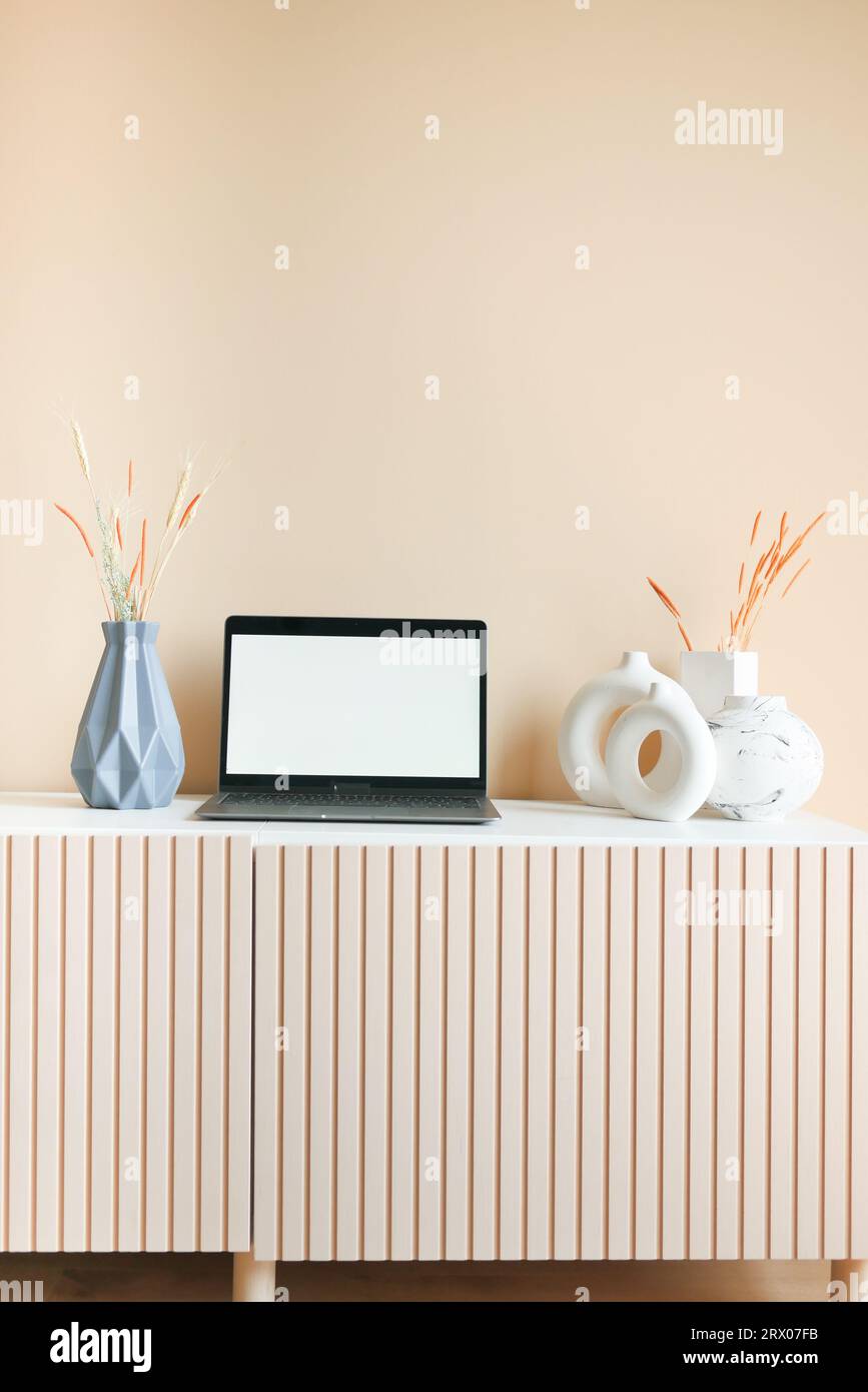 Laptop mit leerem Bildschirm auf dem Schreibtisch. Stockfoto