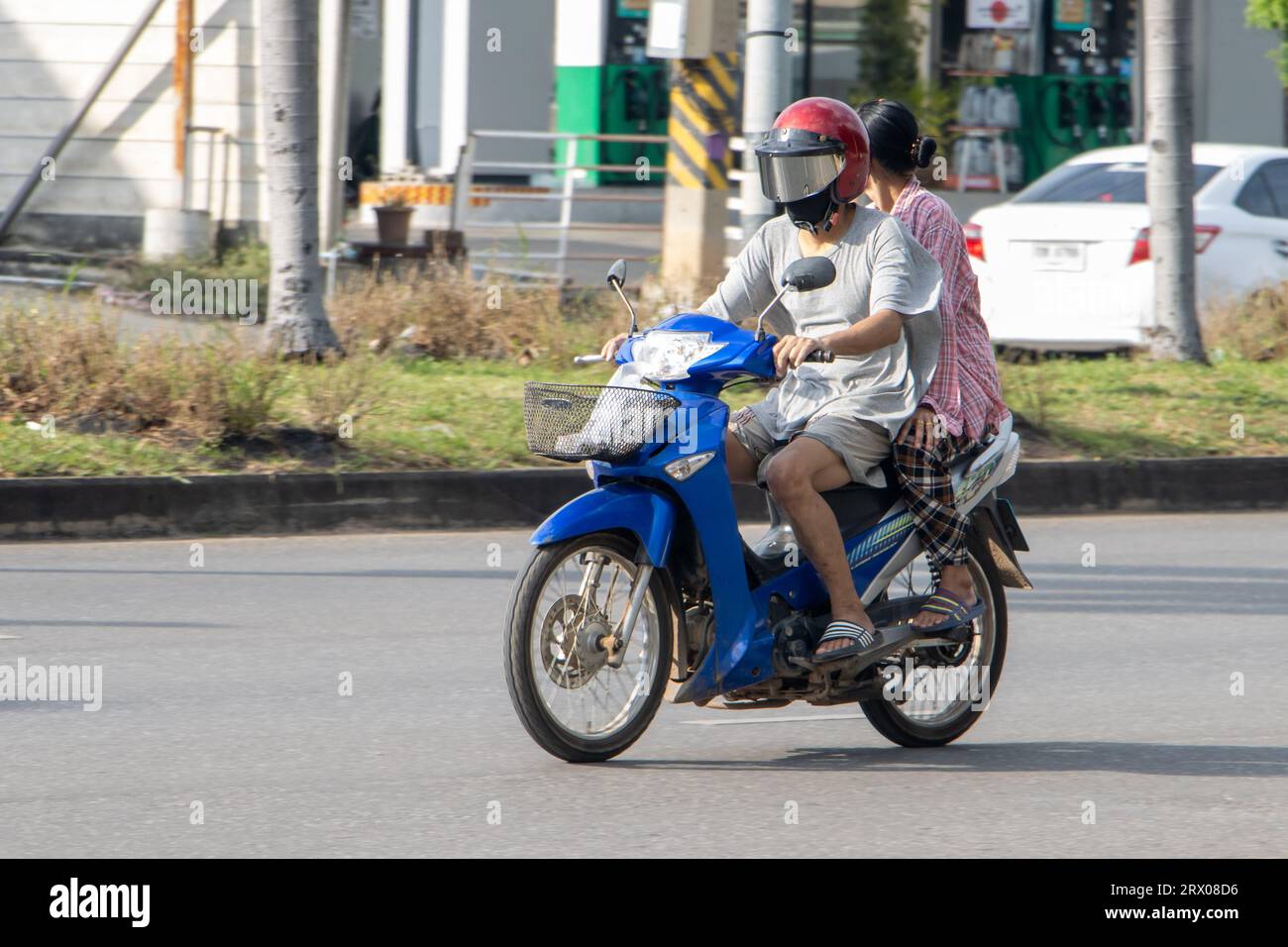 Das Paar fährt auf dem Motorrad auf der Straße, Thailand. Stockfoto