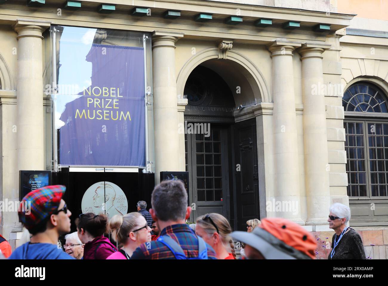 Stockholm, Schweden - 31. August 2023: Menschen außerhalb des Nobelpreismuseums in der Altstadt von Stockholm. Stockfoto