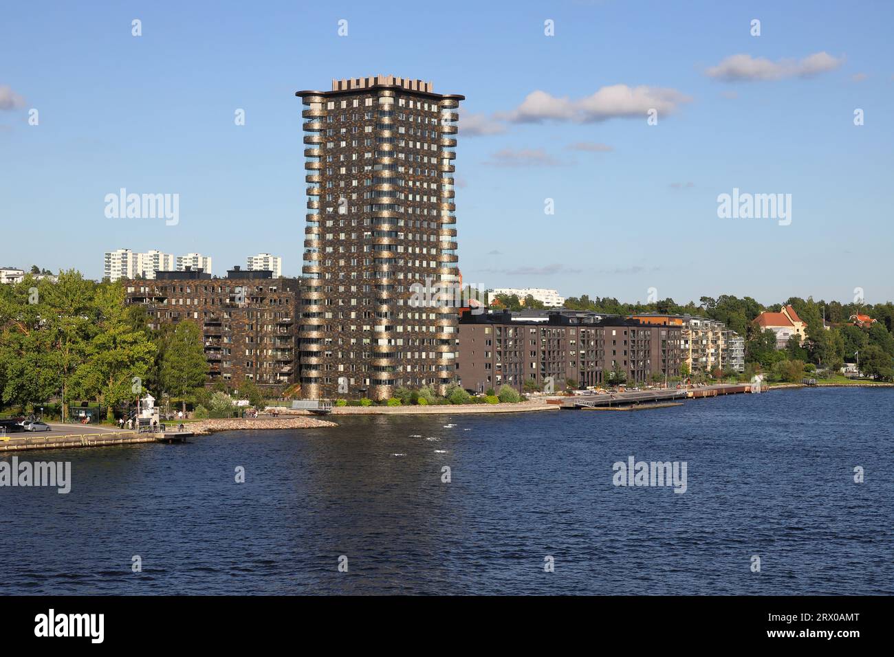 Lidingo, Schweden - 4. September 2023: Blick auf das von 2018 bis 2020 errichtete, als Wahrzeichen bezeichnete Wohnhaus Fyrtornet Dalénum. Stockfoto