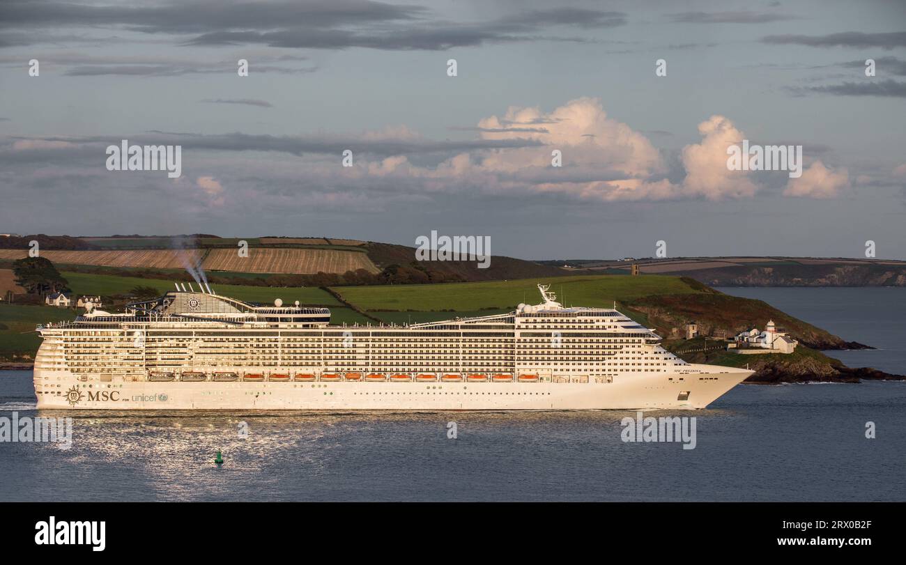 Churchbay, Crosshaven, Cork, Irland. September 2023. Am späten Abend passiert das Schiff MSC Preziosa den Leuchtturm Roches Point, Co Cork geht auf eine Reise nach Hamburg. David Creedon / Alamy Live News Stockfoto