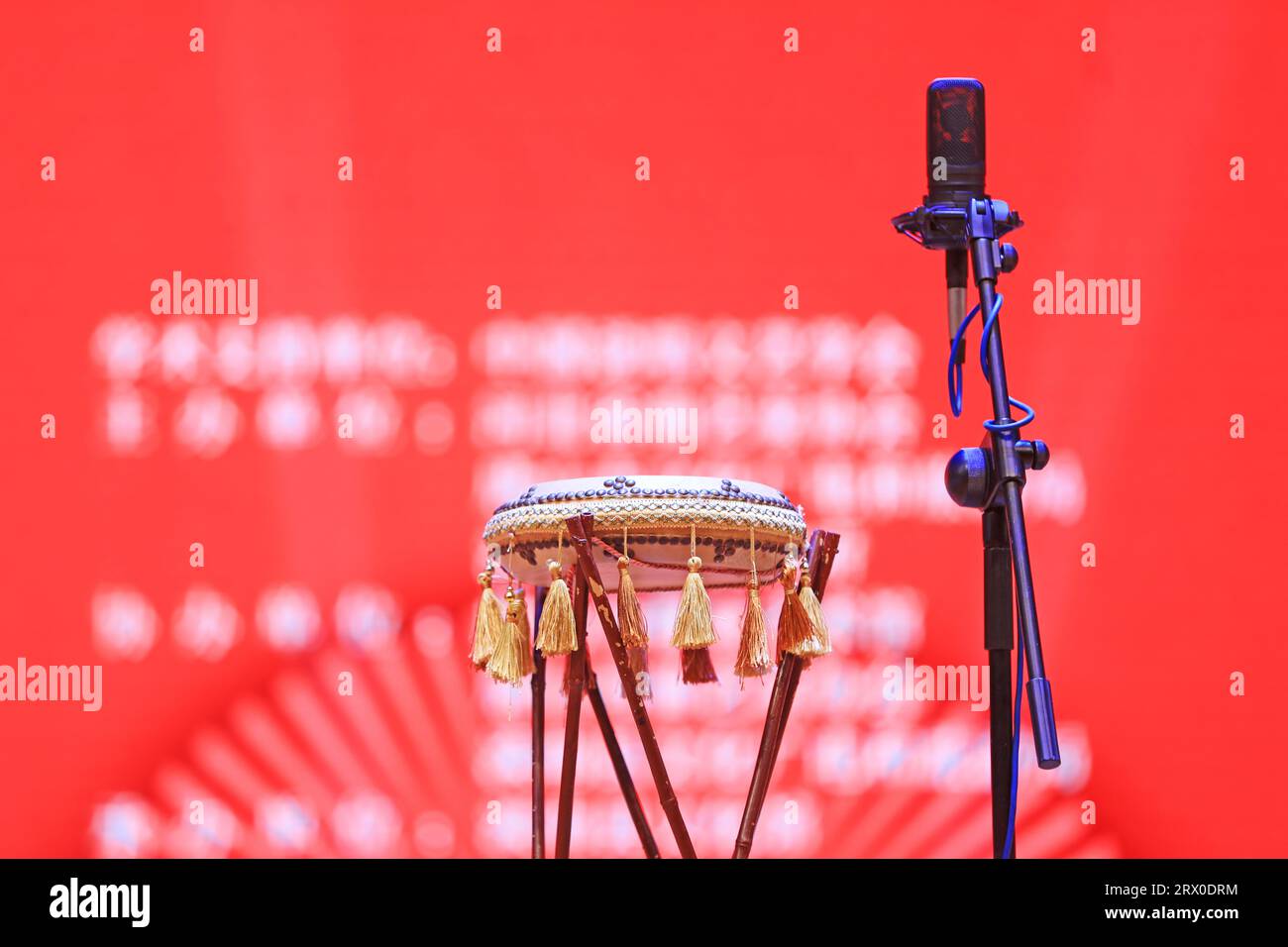 Reps for Drum Book Performance – Big Drum and Microphone, Nordchina Stockfoto