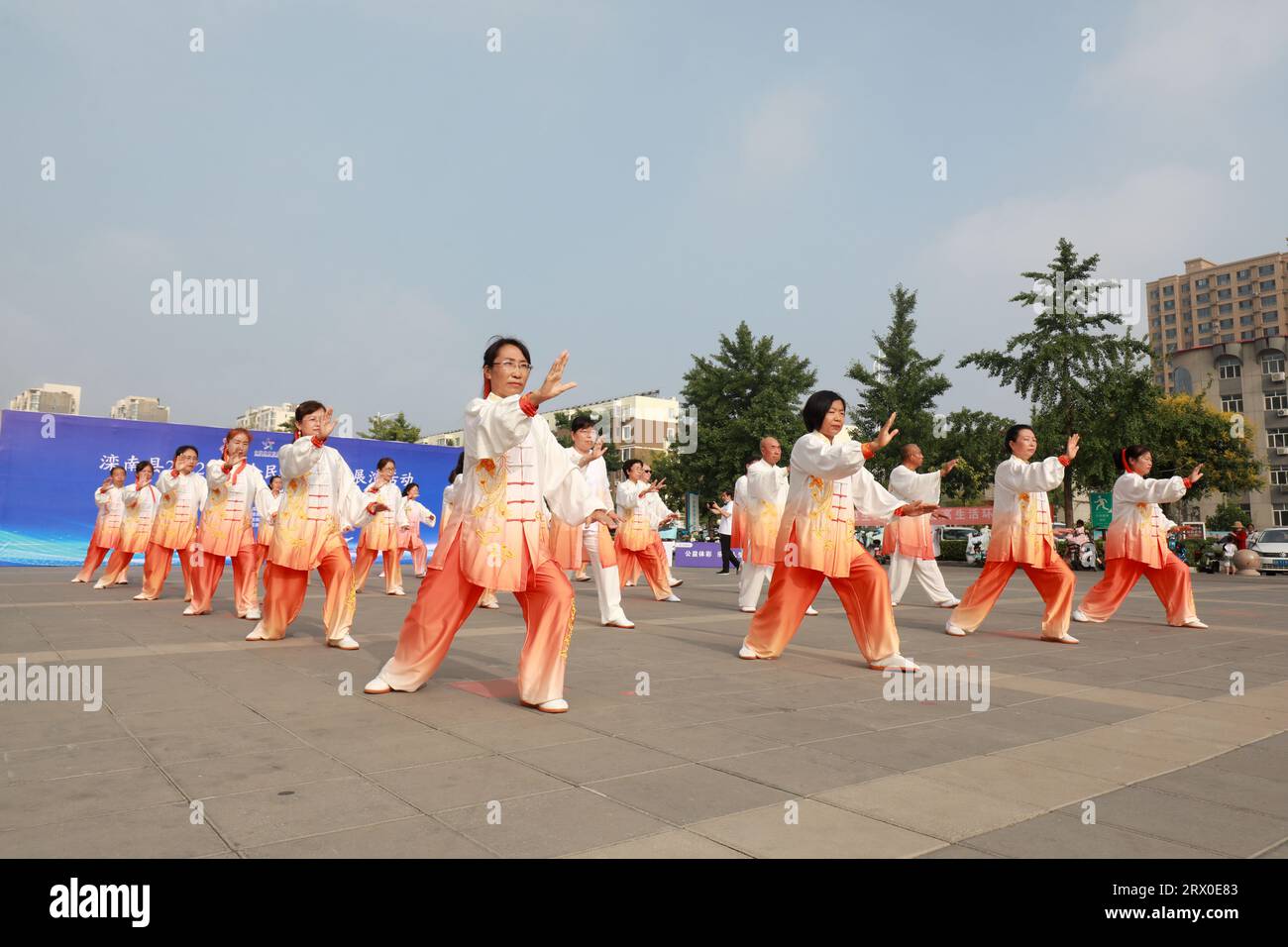 Luannan County, China - 12. August 2022: Tai-Chi-Übung auf dem Park Square. Stockfoto