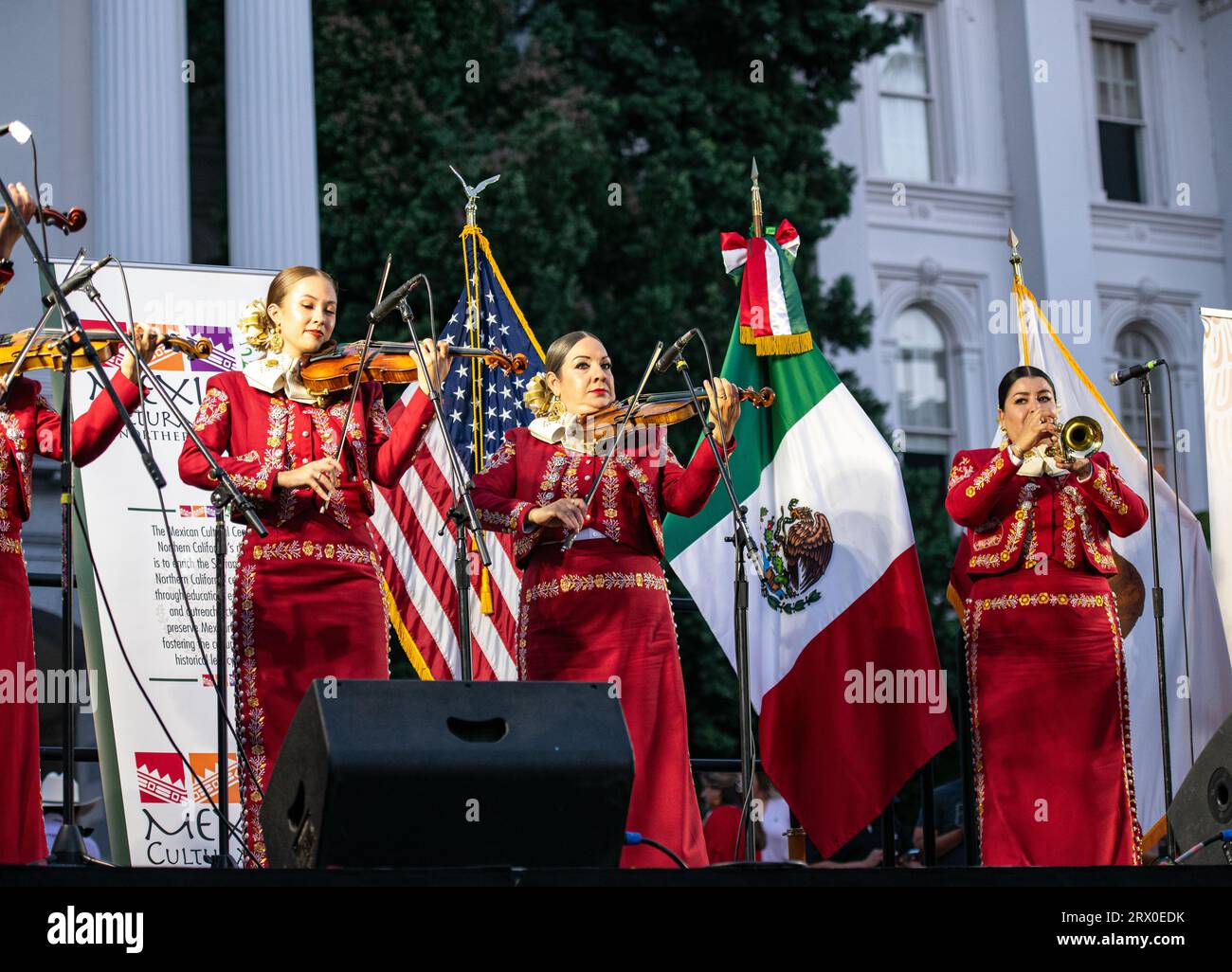 Die weibliche Band Marichi Bonitas de Dinorah Klingler tritt während des mexikanischen Unabhängigkeitstages in der Hauptstadt auf. Stockfoto