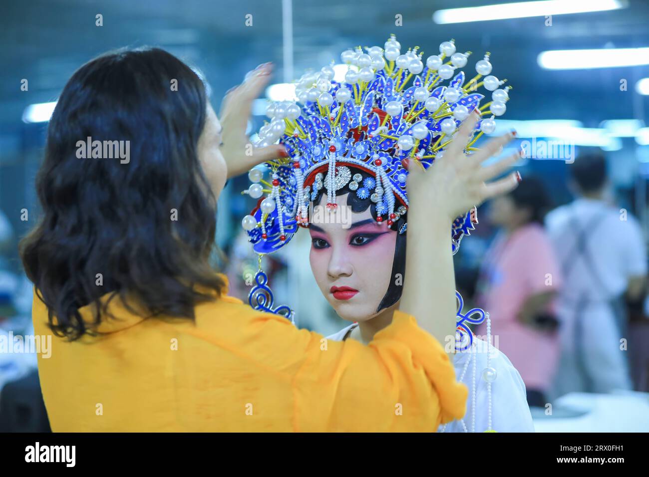 Luannan County, China - 26. August 2022: Pingju-Schauspieler schminken sich und bereiten sich darauf vor, bei einem Pingju-Konzert aufzutreten. Stockfoto