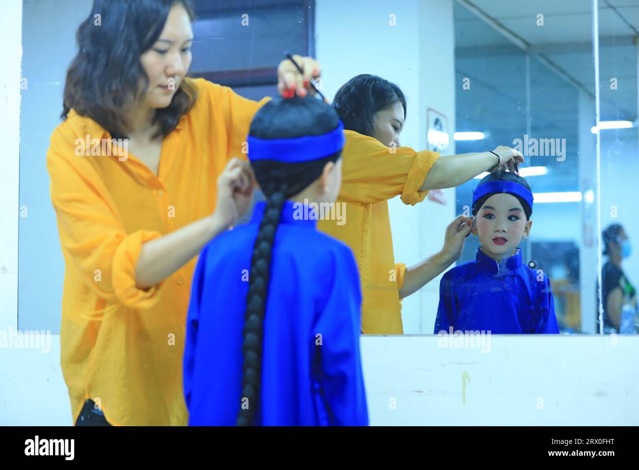 Luannan County, China - 26. August 2022: Pingju-Schauspieler schminken sich und bereiten sich darauf vor, bei einem Pingju-Konzert aufzutreten. Stockfoto