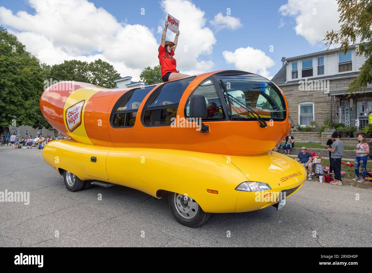 Oscar Mayer Wienermobile mit einem Mitarbeiter von Hy-Vee Grocery bei der 75. Tri-State Rodeo Parade in Fort Madison, Iowa. Stockfoto