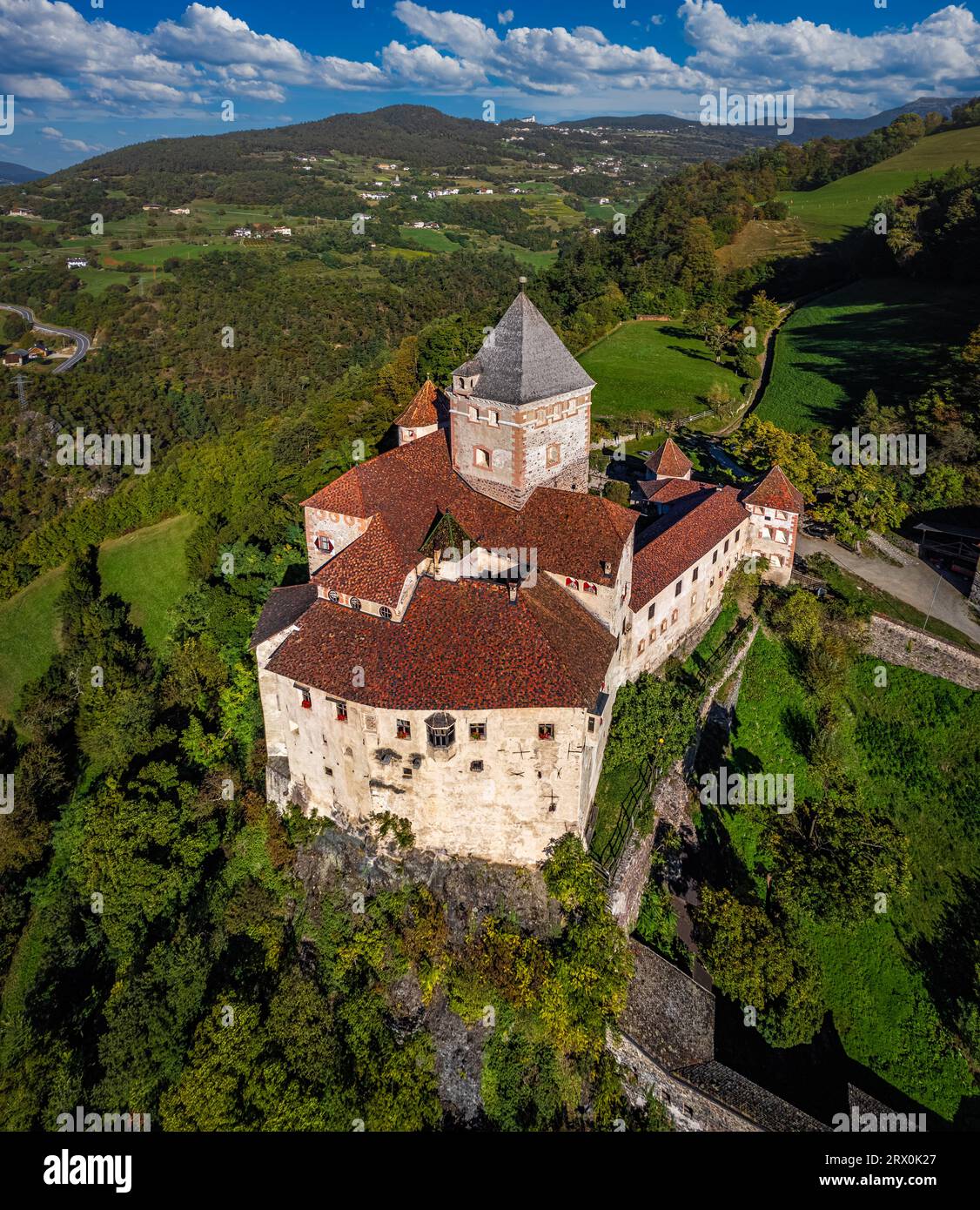 Val Isarco, Italien - Panoramaaussicht von der Luft auf die Trostburg (Castel Trostburg), eine Festung aus dem XII. Jahrhundert in den italienischen Dolomiten an einem sonnigen Sommer da Stockfoto