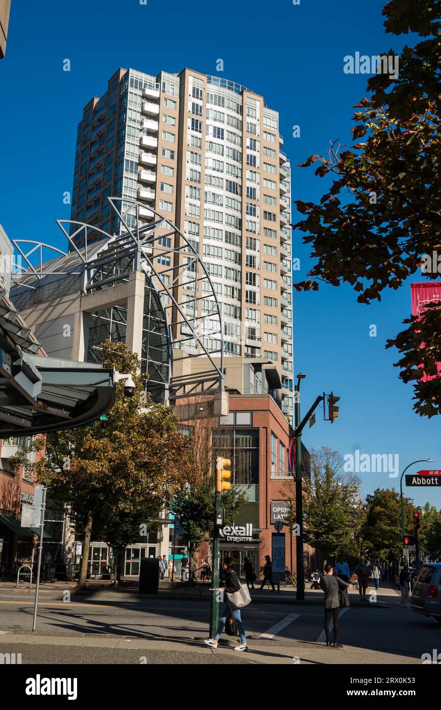 Moderne Wohnhäuser türmen in und um das historische Vancouver Chinatown Viertel, nahe East Vancouver. Stockfoto