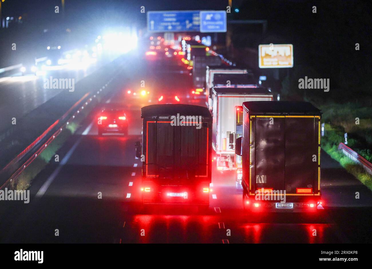 Schkeuditz, Deutschland. September 2023. Zahlreiche Pkw und Lkw fahren auf der A14 nachts und bei Regen in Richtung Dresden. Quelle: Jan Woitas/dpa/Alamy Live News Stockfoto