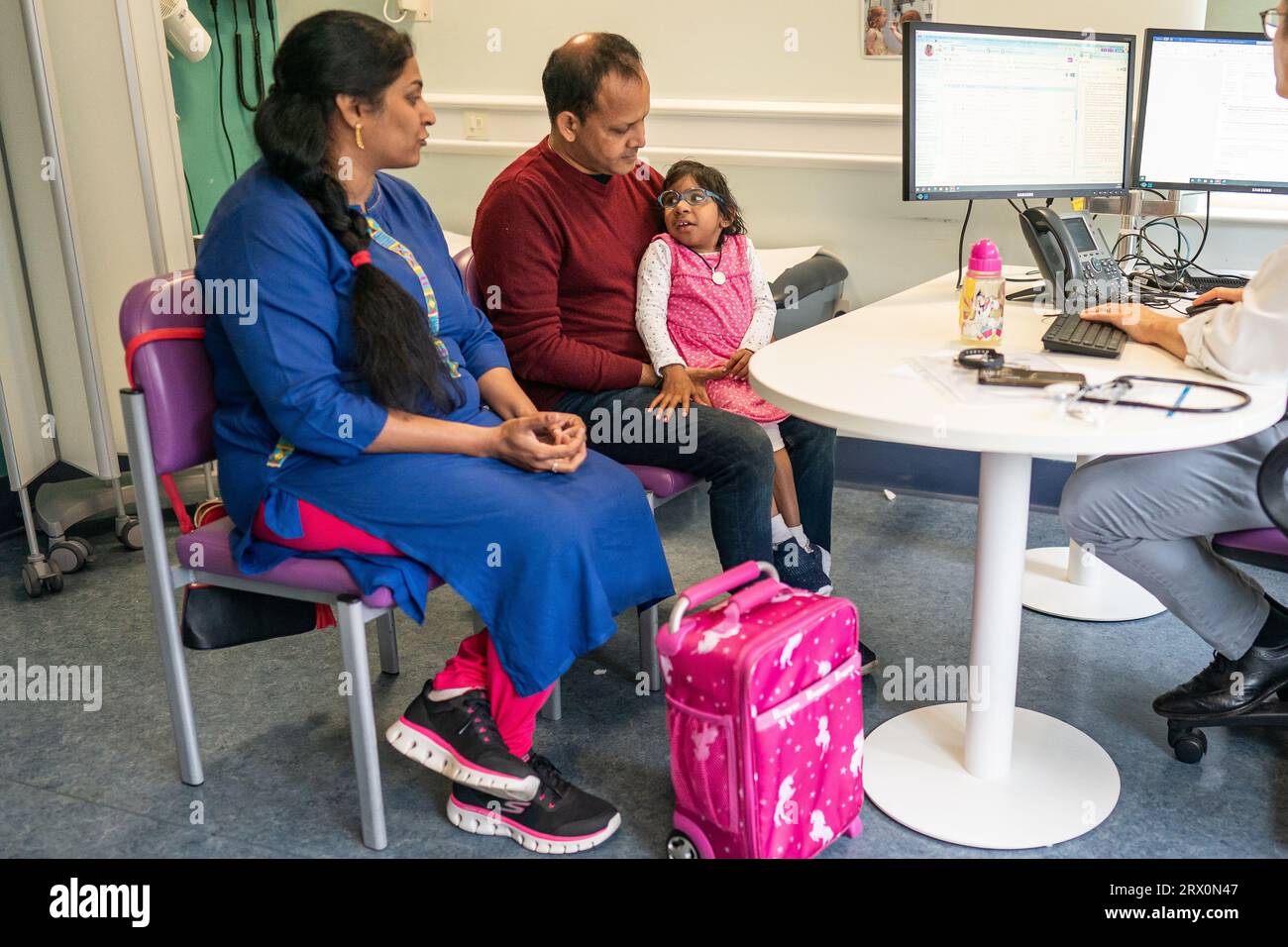 Aditi, acht, mit Vater Uday und Mutter Divya während eines Termins im