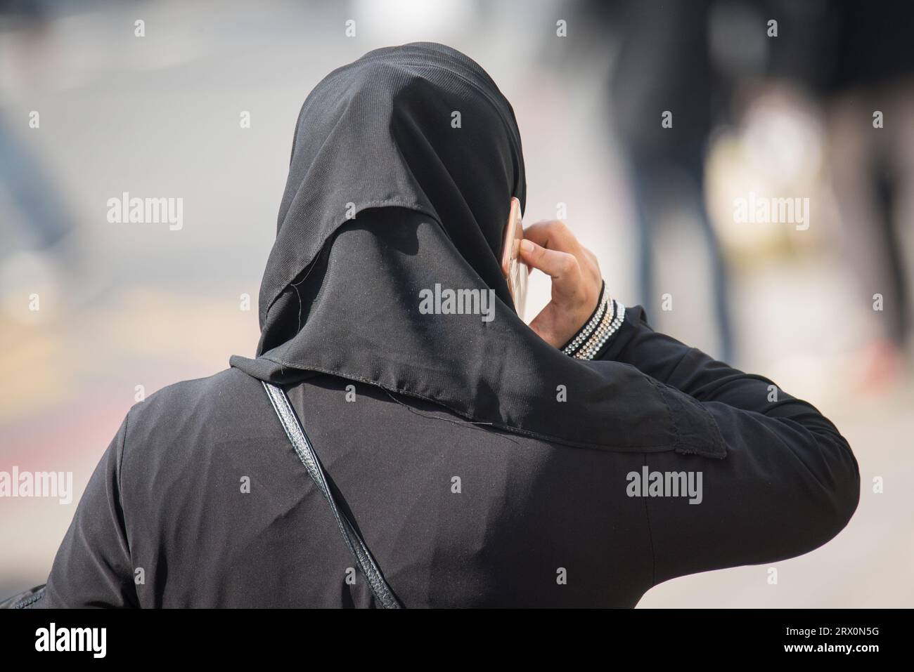 Aktenfoto vom 27/03/17 einer muslimischen Frau in London, da die Regierung eine stärkere Haltung einnehmen muss, um die Auferlegung von Kleiderordnungen für muslimische Frauen zu verhindern, sagte ein Think Tank. Stockfoto