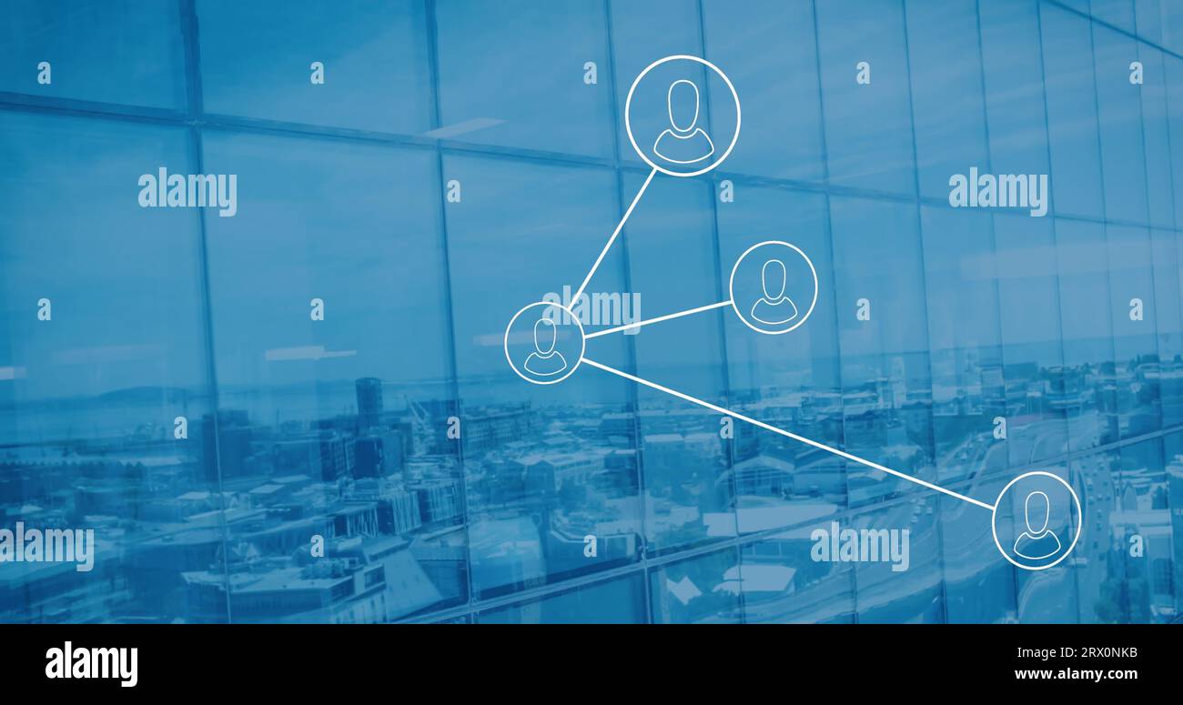 Bild eines Netzwerks von Profilsymbolen gegen Ansicht des Stadtbildes vom Bürogebäude aus Stockfoto