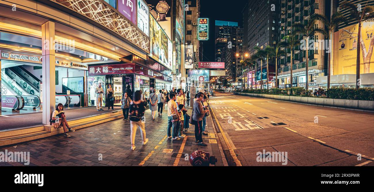 Hongkong, China - Leute, die nachts an der Bushaltestelle warten Stockfoto