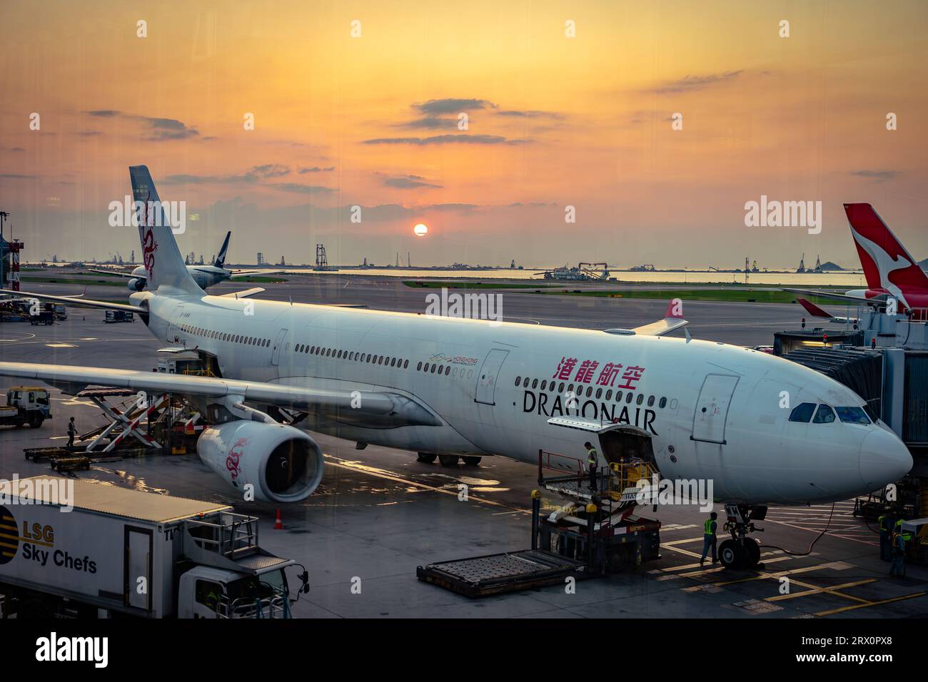 Hongkong, China - Dragonair-Flugzeug am Flughafen Stockfoto