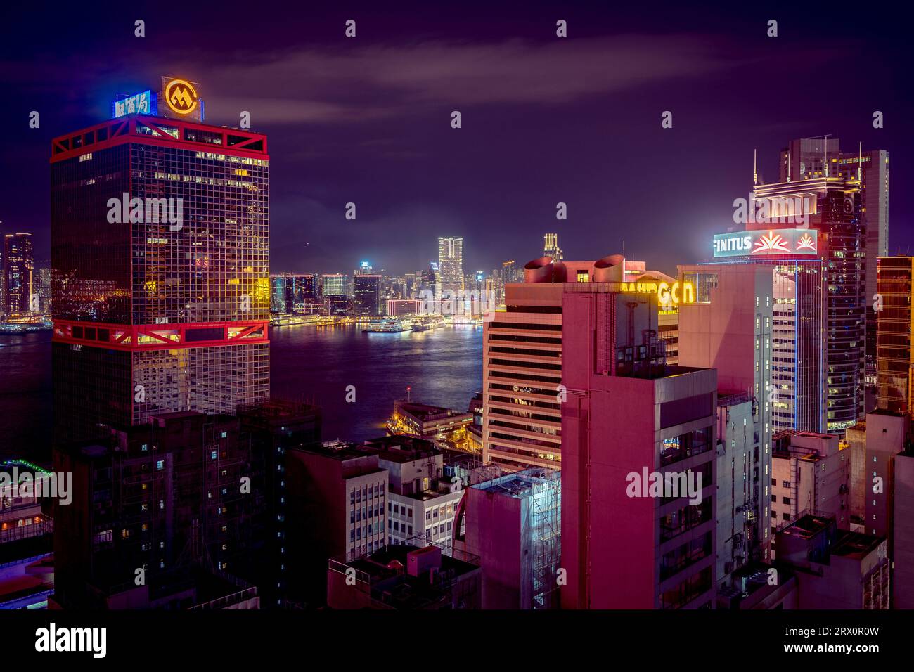 Hongkong, China - die Skyline der Stadt wird nachts beleuchtet Stockfoto