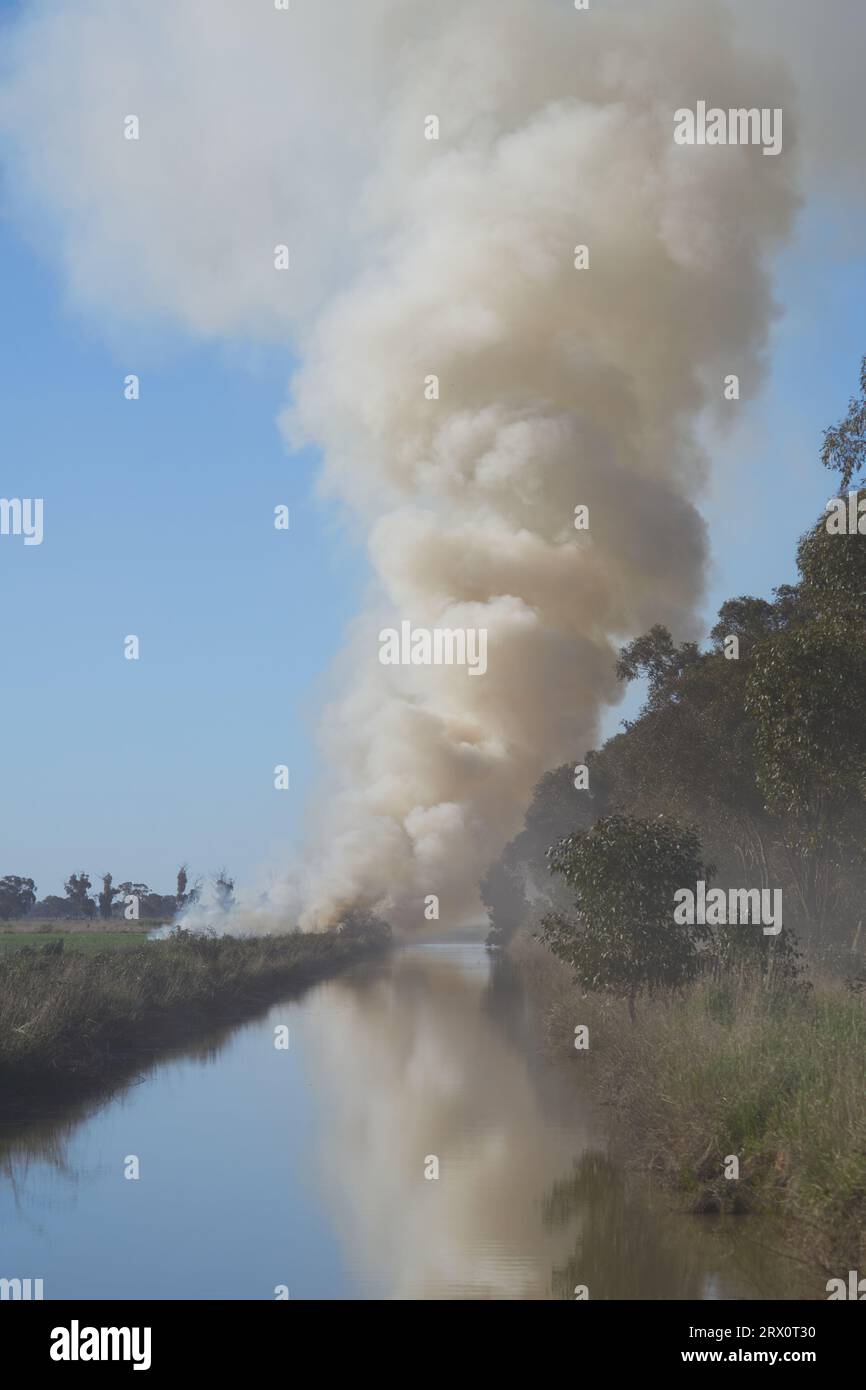 Girgarre Victoria Australia, 22. September 2023, schwerer grauer Rauch durch das Abbrennen trockener Gräser unter günstigen Bedingungen, bevor das grüne Gras austrocknet. Brandpause vor Buschfeuer auf ländlichem Gelände. Stockfoto