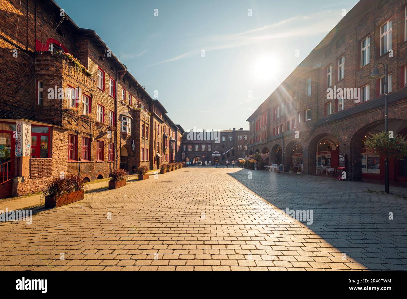 Kattowitz, Polen - 05. August 2023: Traditionelles schlesisches Viertel Nikiszowiec. Renovierte, alte Backsteinhäuser, die 1908-1919 für Kohlebergleute gebaut wurden Stockfoto