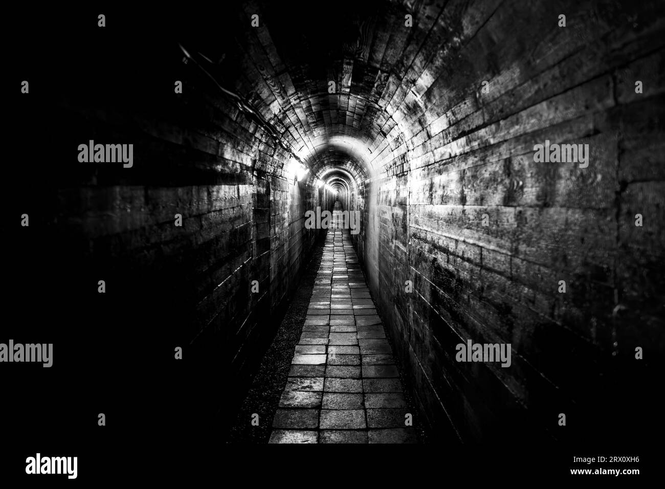 Unterirdischer Korridor der vor dem Zweiten Weltkrieg errichteten Artilleriefestung Stachelberg Zacler, Riesengebirge, Tschechische Republik Stockfoto