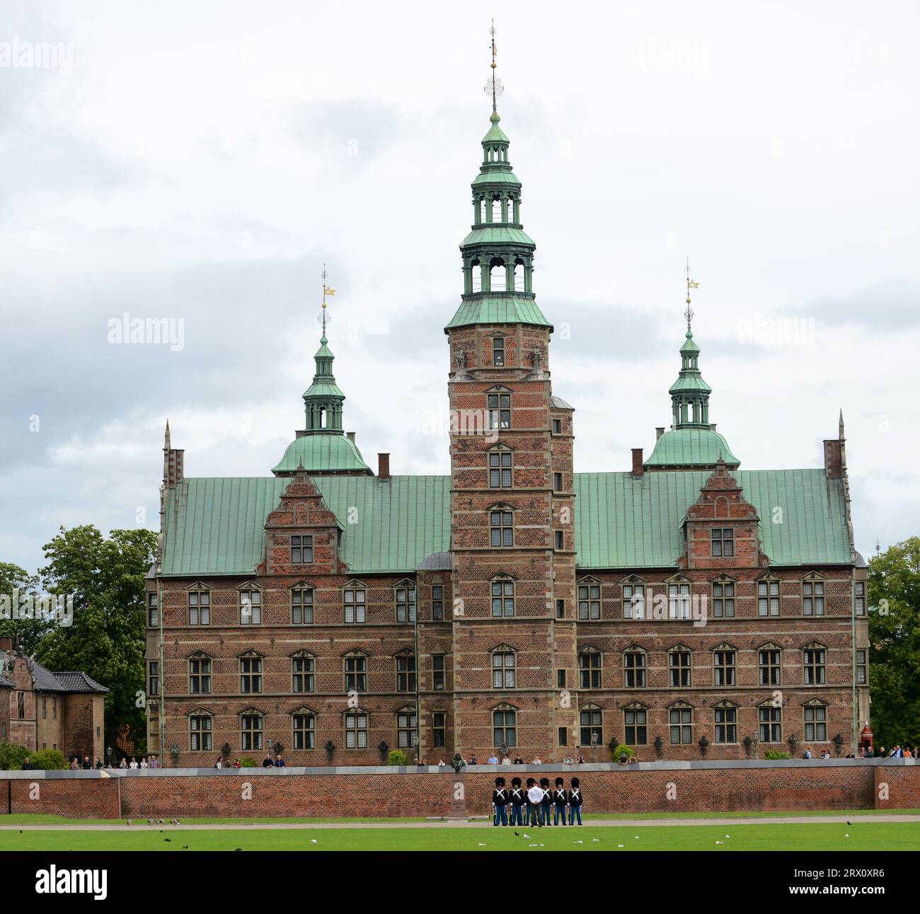 Die dänische Kaisergarde marschiert von Schloss Rosenborg in Richtung Schloss Amalienborg in Kopenhagen, Dänemark. Stockfoto
