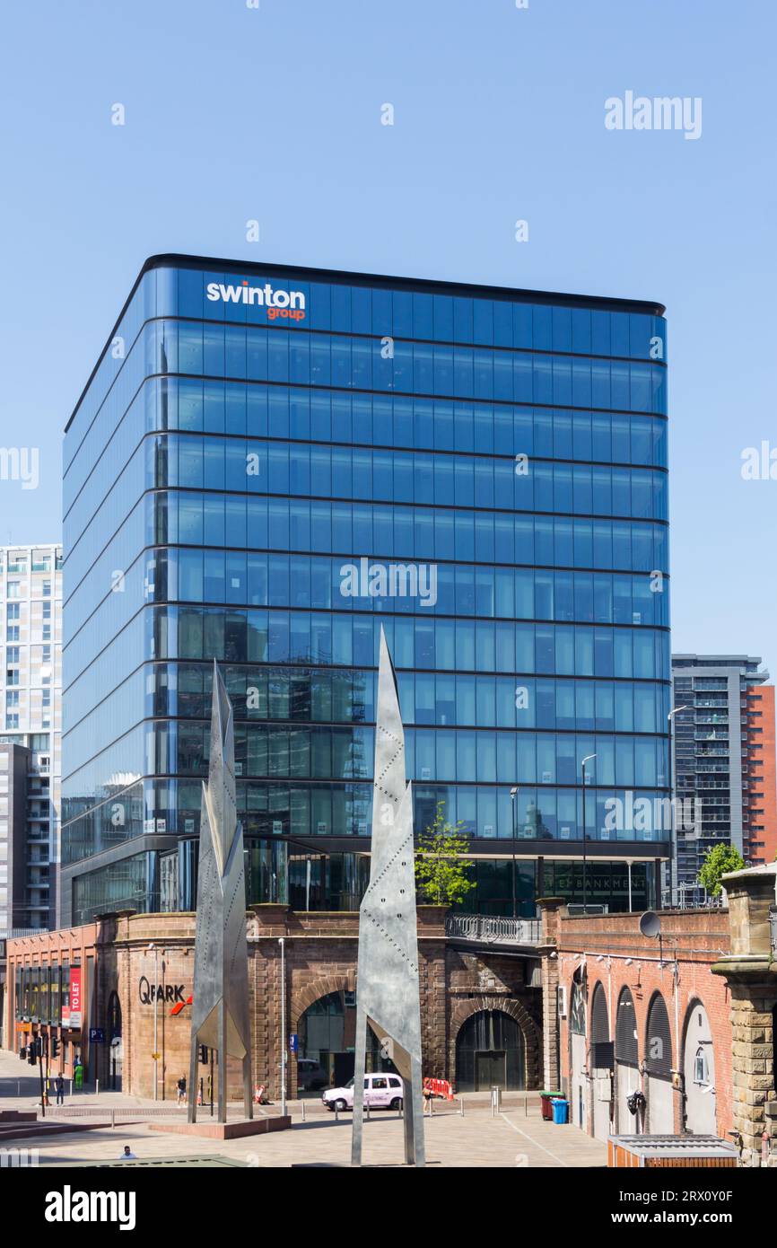 Hauptsitz der Versicherungsgesellschaft der Swinton Group in dem überwiegend gläsernen Gebäude, das früher als 101 Embankment in Salford/Manchester bekannt war Stockfoto