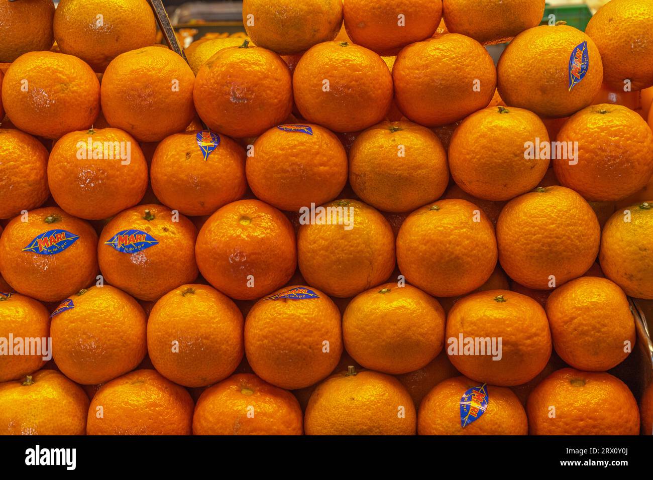 Nahaufnahme frischer Mandarinen. Mandarinen auf dem Markt. Mediterrane Küche. Frischer Hintergrund für Mandarinen-Orangen für Grafikdesigner. Stockfoto