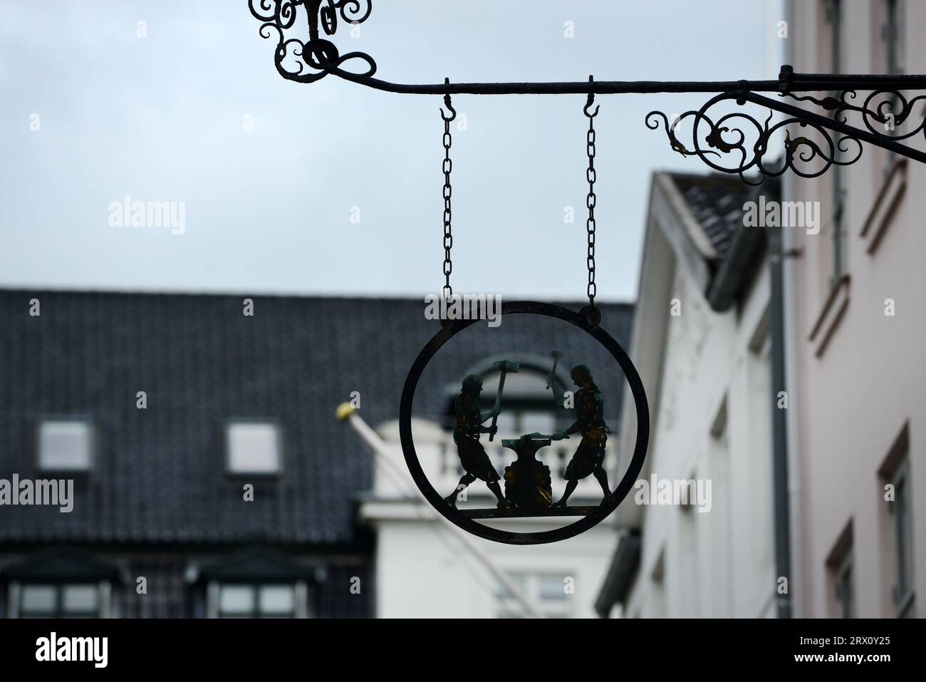 Ein mittelalterliches Schmiedeschild über einem Geschäft in Nyhavn, Kopenhagen, Dänemark. Stockfoto