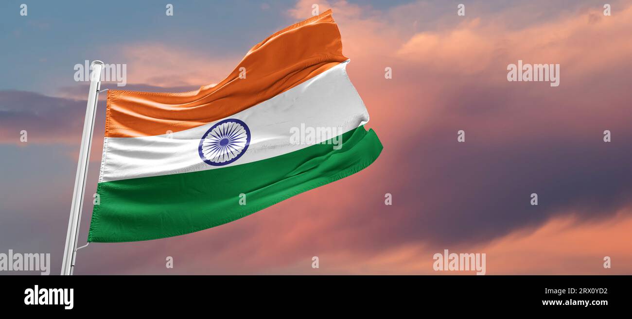 Flagge der Republik Indien im Wind am Fahnenmast, Stockfoto