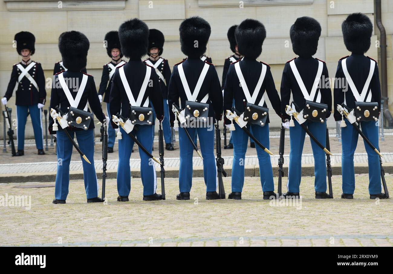 Wechsel der königlichen dänischen Garde im Schloss Amalienborg in Kopenhagen, Dänemark. Stockfoto