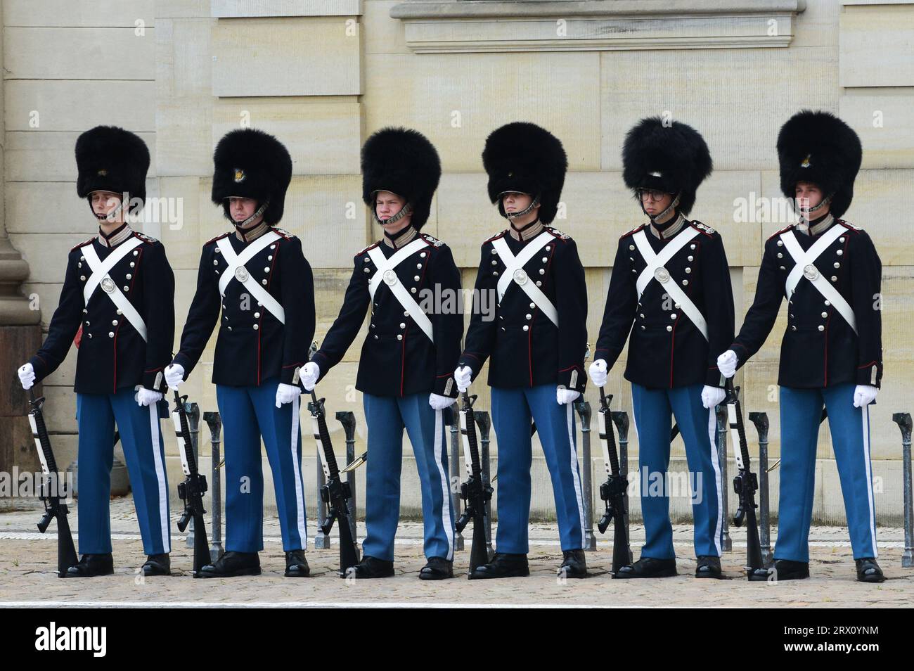 Wechsel der königlichen dänischen Garde im Schloss Amalienborg in Kopenhagen, Dänemark. Stockfoto