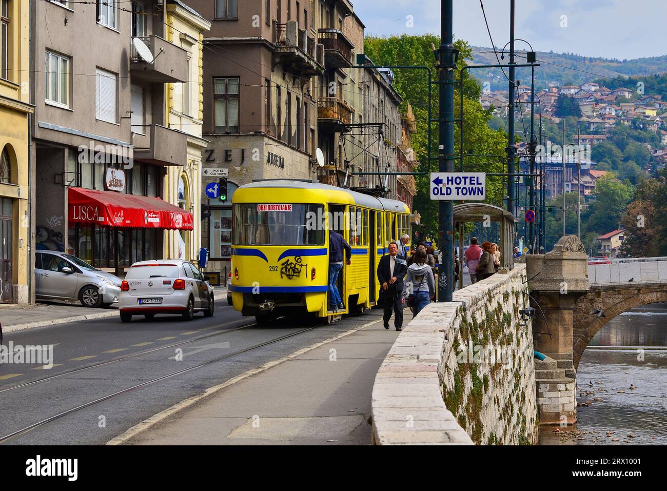 Blick vom Ufer des Miljacka River, der die beiden Seiten des Bosnienkrieges trennte, in der Nähe des Anfangs des Ersten Weltkriegs/Erzherzog Franz Ferdinand wurde erschossen Stockfoto