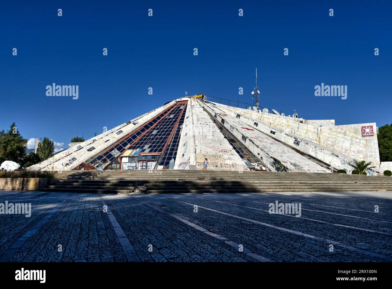 Pyramide von Tirana, ein von Enver Hoxha initiiertes Projekt für weiße Elefanten, das von seiner Familie als sein Museum, später als Disco, NATO-Basis und IT-Zentrum entworfen wurde Stockfoto