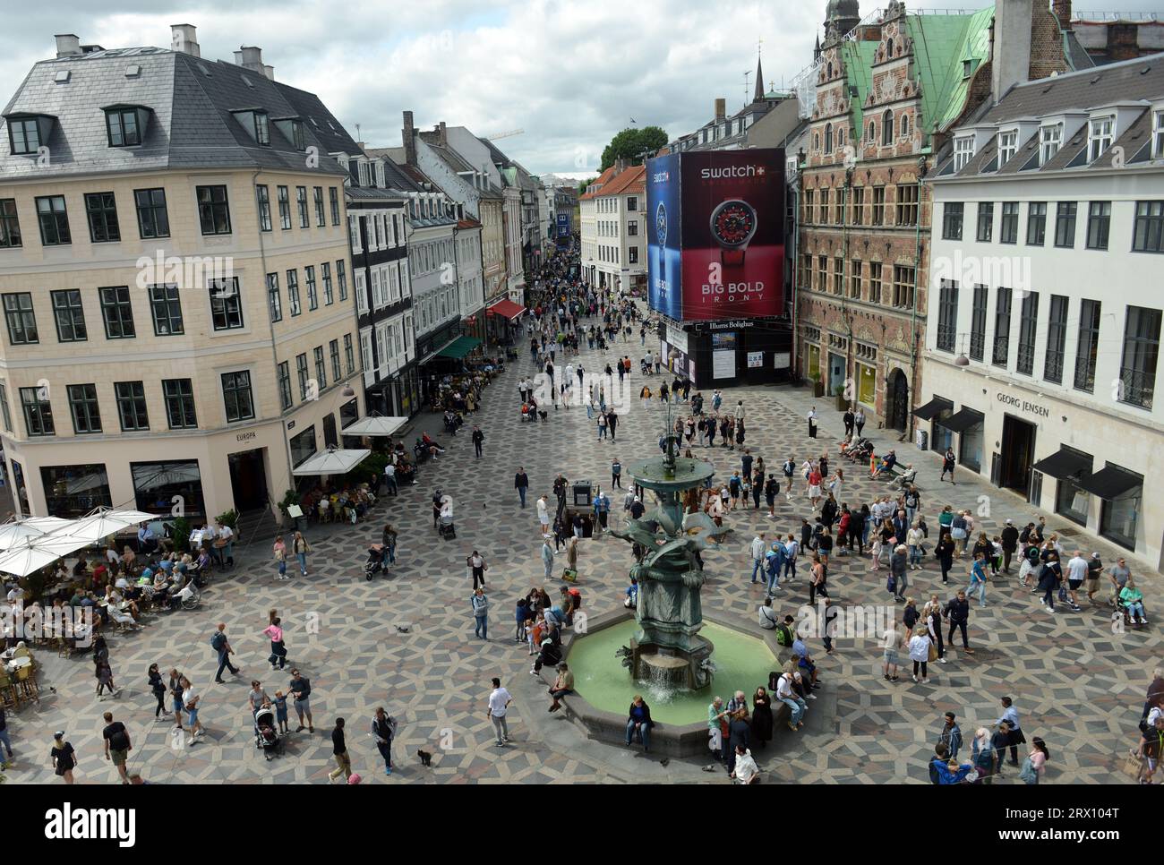 Blick auf den Storchenbrunnen und die Amagertorv-Fußgängerzone vom Højbrohus-Gebäude in Kopenhagen, Dänemark. Stockfoto