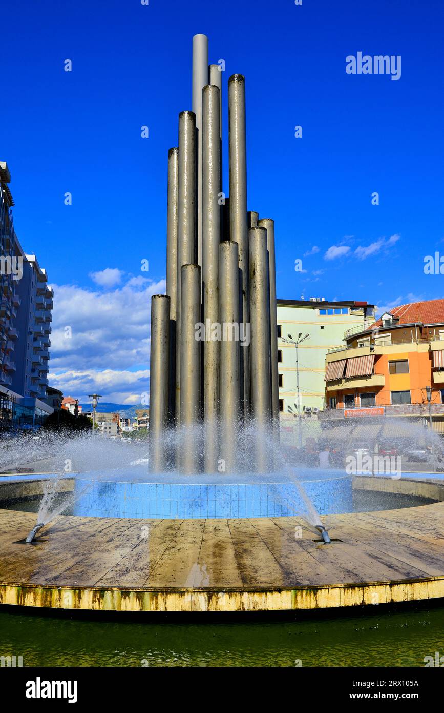 Der "Rrethrrotullimi në qendër të Shkodrës te Teatri Migjeni", ein ziemlich hässlicher Brunnen/Kreisverkehr in Shkoder, Albanien, nahe der Grenze zu Montenegro Stockfoto