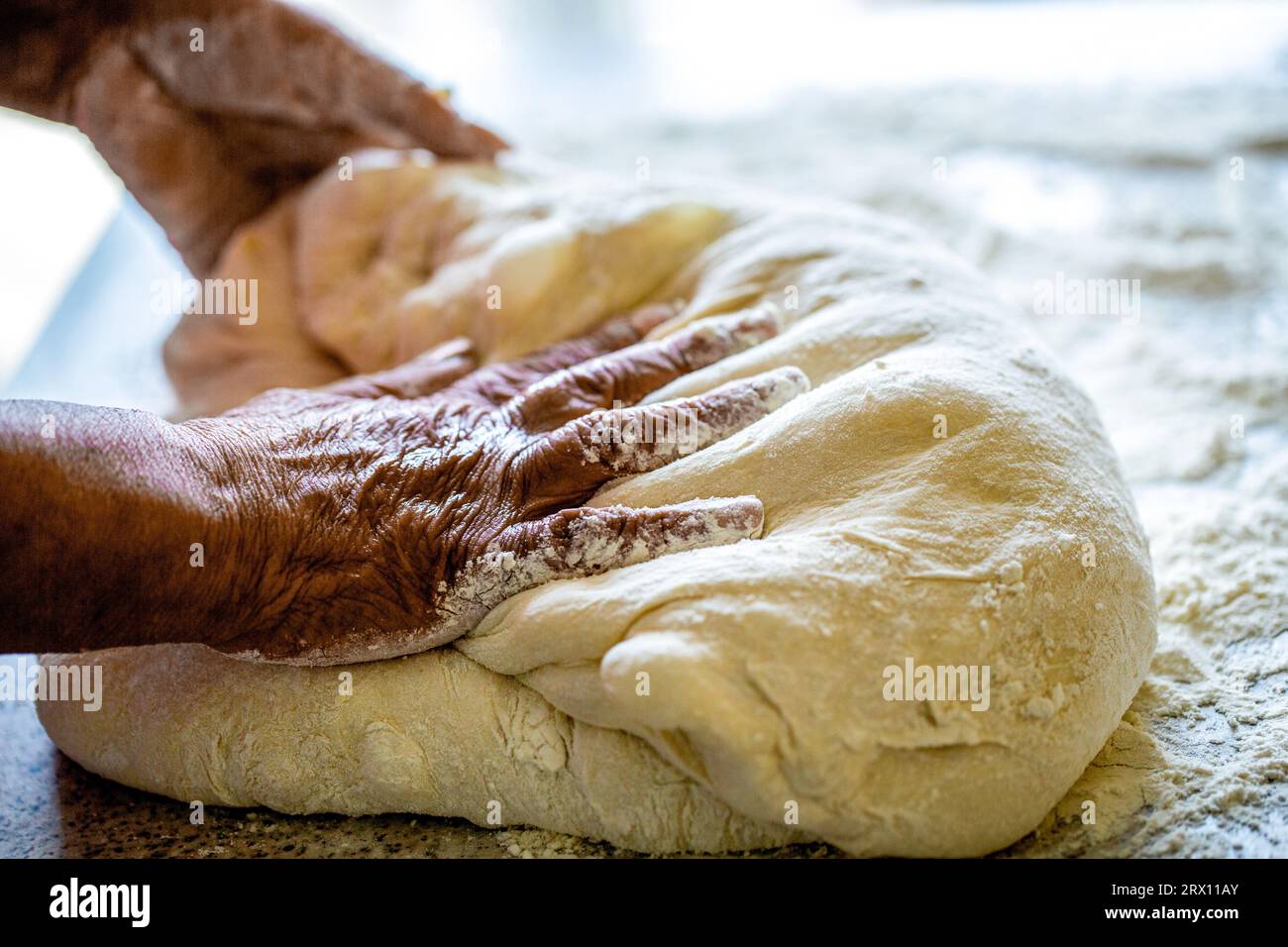 Hände Teig. Weibliche Hände machen Teig für Pizza. Der Küchenchef in der professionellen Küche bereitet Teig zu. Zubereitungsteige Stockfoto
