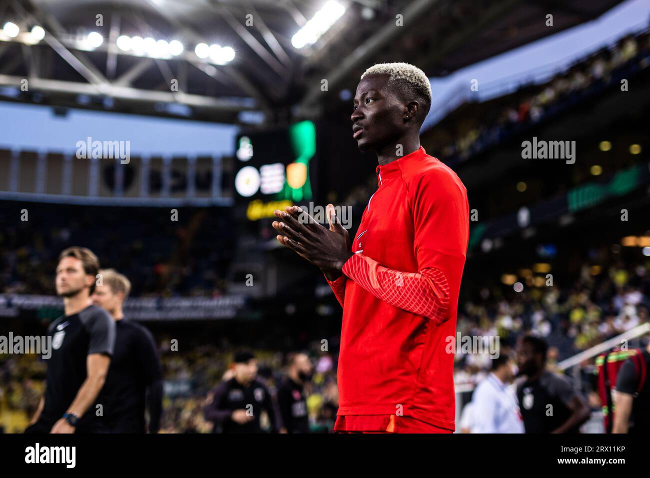 Istanbul, Türkei. September 2023. Mohammed Diomande vom FC Nordsjaelland tritt für die Aufwärmphase vor dem Spiel der UEFA Conference League zwischen Fenerbahce und dem FC Nordsjaelland im Fenerbahce Sukru Saracoglu Stadion in Istanbul ein. (Foto: Gonzales Photo/Alamy Live News Stockfoto