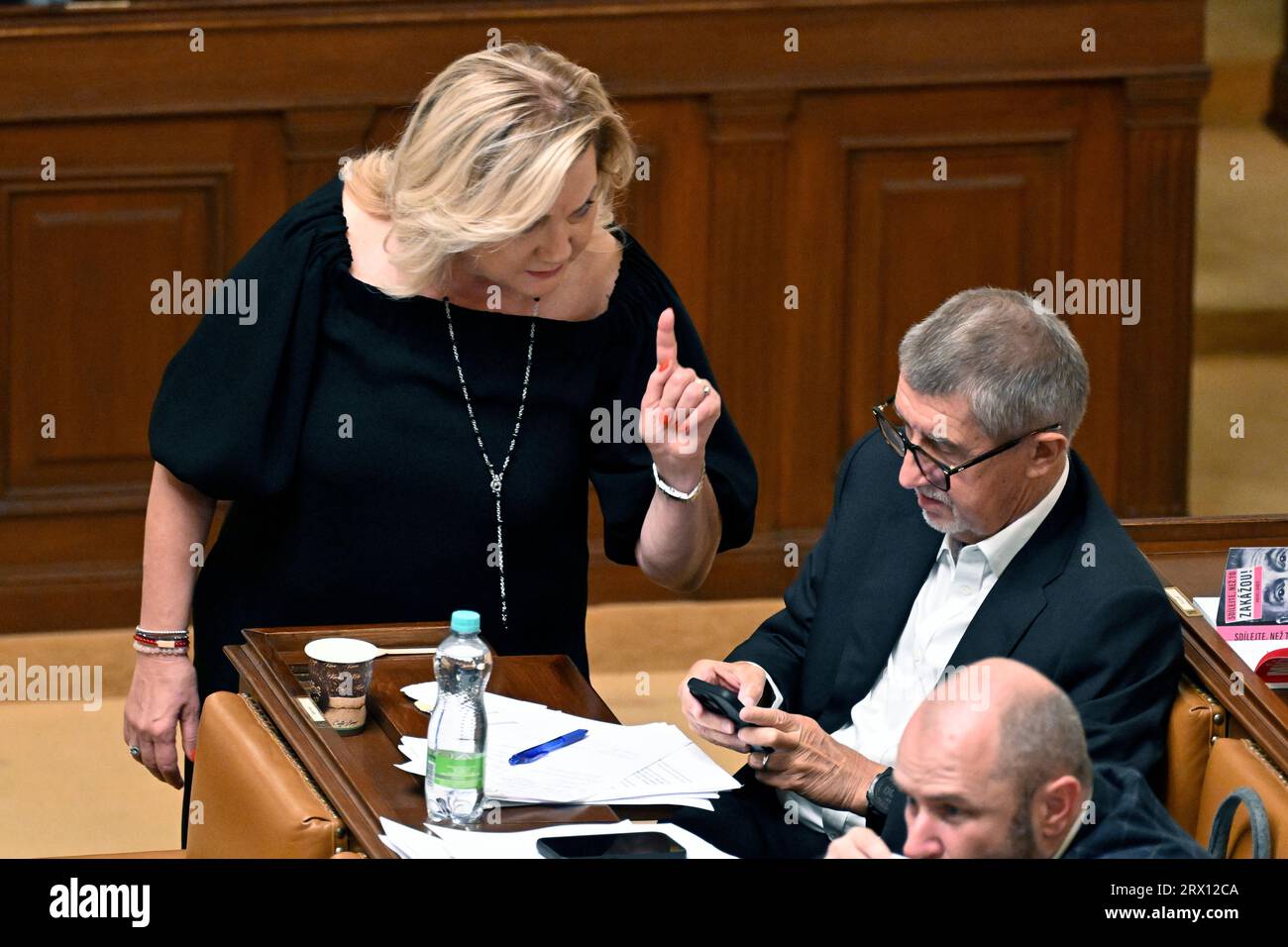 Prag, Tschechische Republik. September 2023. Schlussabstimmung über das Steuer- und Ausgabenpaket der Abgeordnetenkammer in Prag, Tschechische Republik, 22. September 2023. Das Paket dürfte dazu beitragen, das Defizit im nächsten Jahr um 97 Milliarden Kronen und im Jahr 2025 um insgesamt 150 Milliarden Kronen zu verringern. Von den Mitgliedern der Linken Opposition, Alena Schillerova und Andrej Babis, ist ANO movemet. Quelle: Katerina Sulova/CTK Photo/Alamy Live News Stockfoto