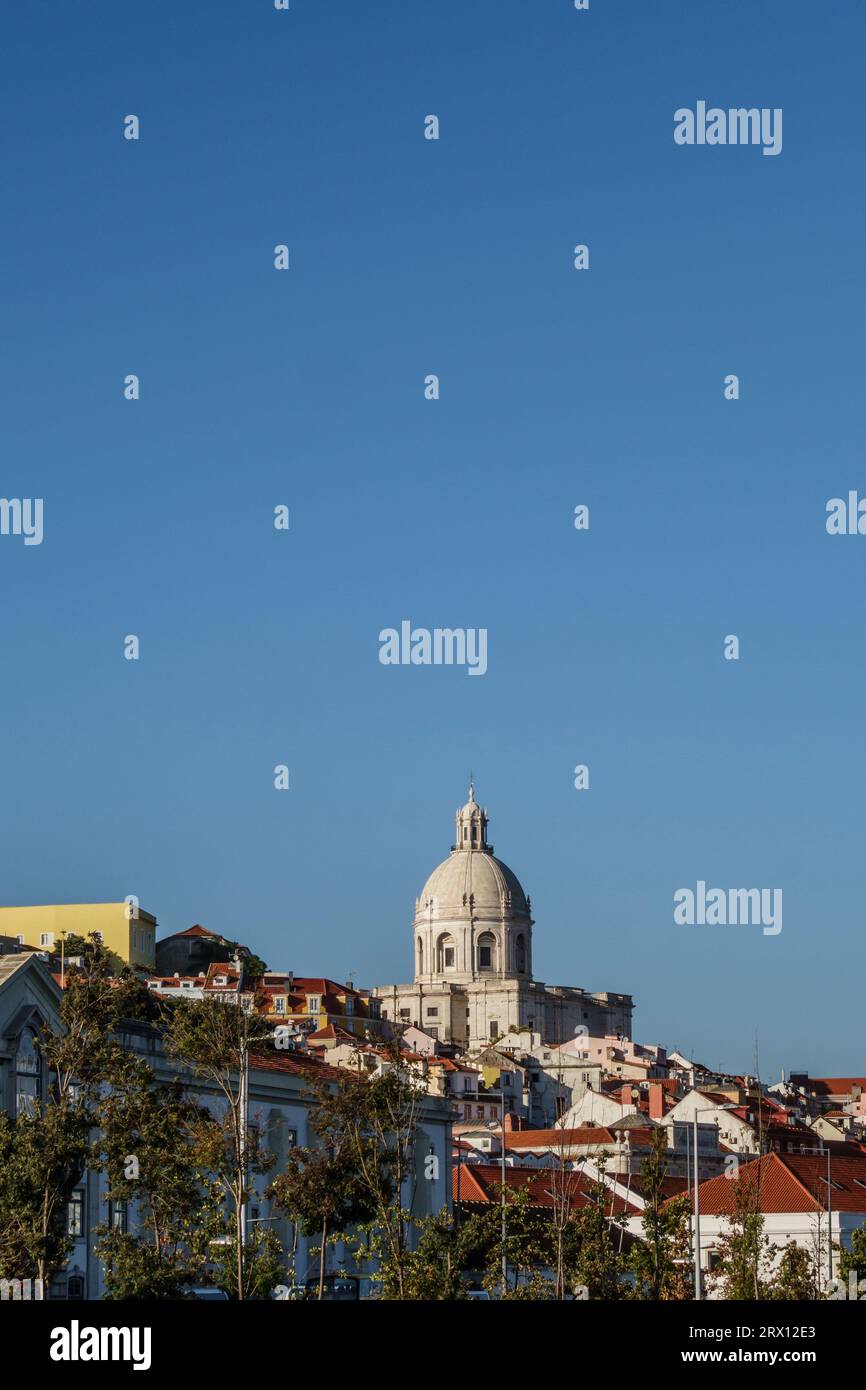 Die weiße Kuppel der Kirche Santa Engrácia (das Nationalpantheon) dominiert die Skyline von Lissabon Stockfoto